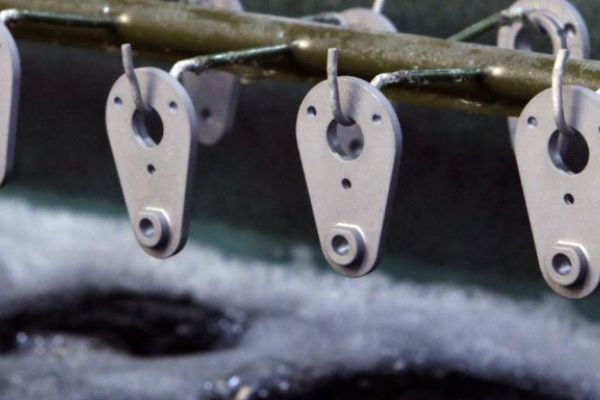 Proceso de zincado de piezas